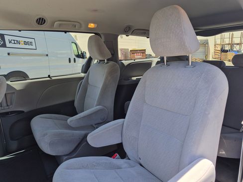 Used 2016 Toyota Sienna LE AWD/4WD image 29