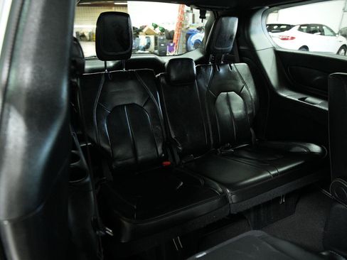 Used 2024 Chrysler Pacifica Limited FWD image 18