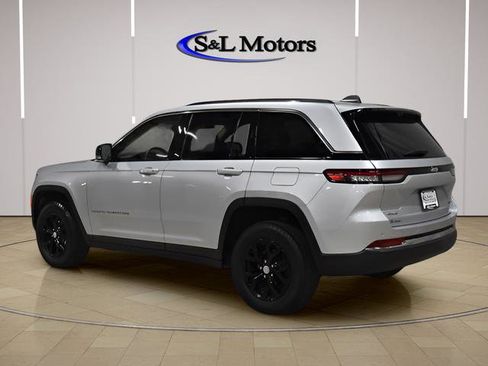Used 2022 Jeep Grand Cherokee Limited w/ Luxury Tech Group II AWD/4WD image 5