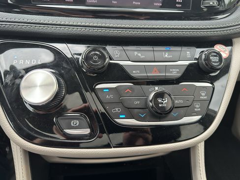 Used 2023 Chrysler Pacifica Limited FWD image 19