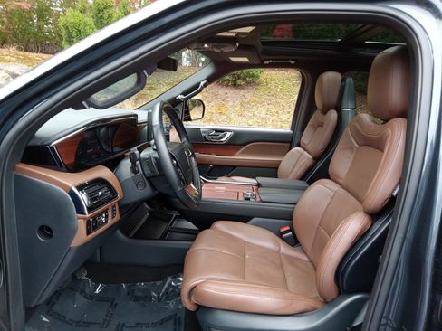 Used 2024 Lincoln Navigator L Reserve image 10