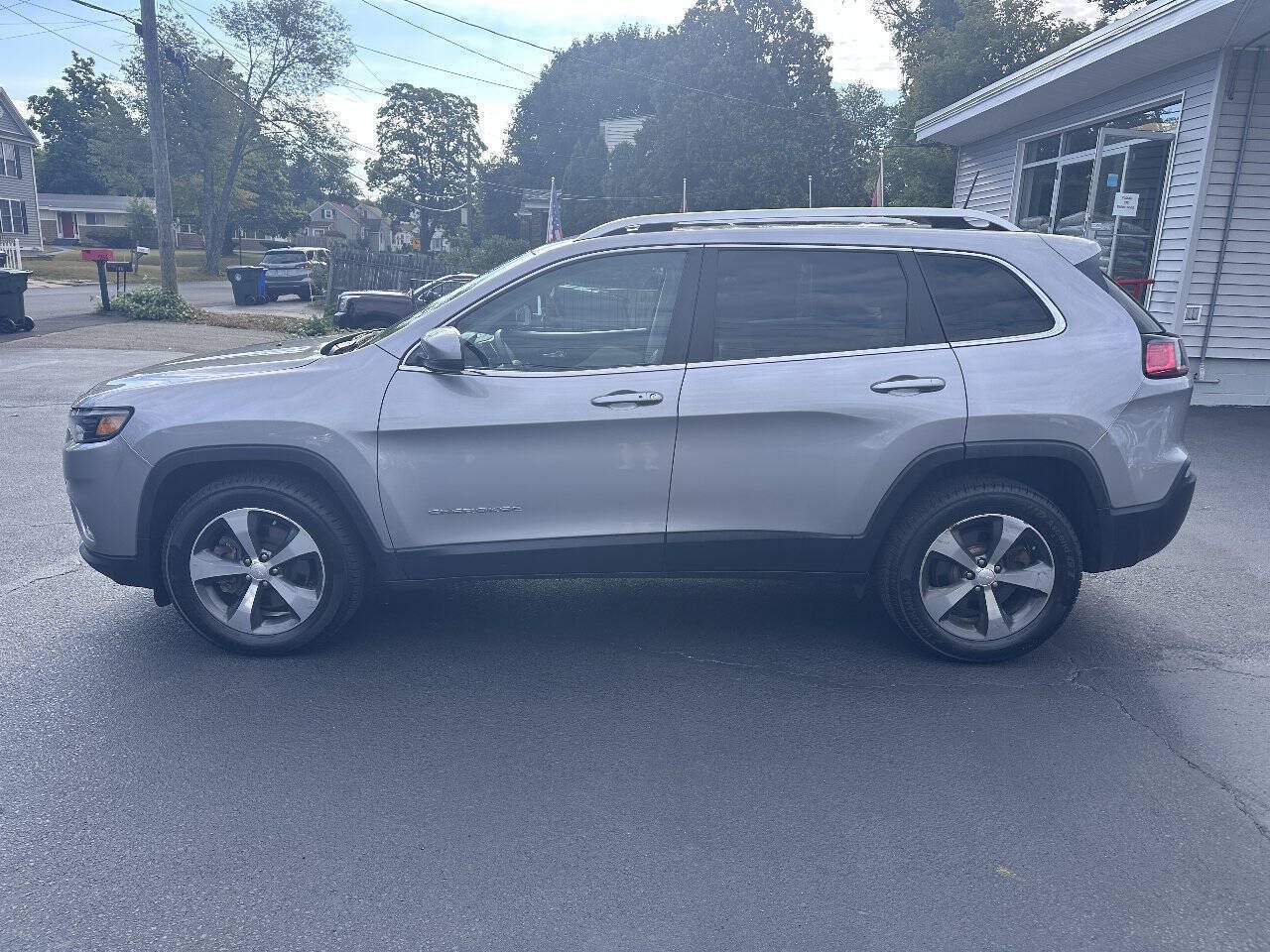 Used 2019 Jeep Cherokee Limited AWD/4WD image 10