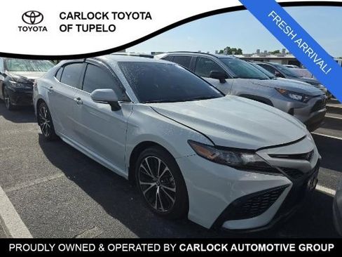 Used 2022 Toyota Camry SE image 3