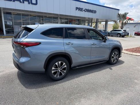 Used 2023 Toyota Highlander XLE FWD image 3
