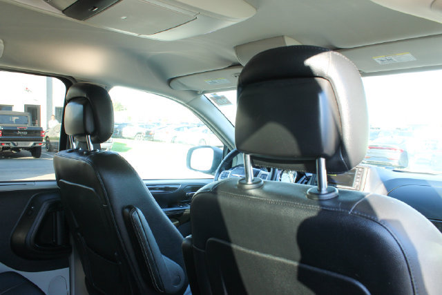 Used 2016 Chrysler Town & Country Touring FWD image 27