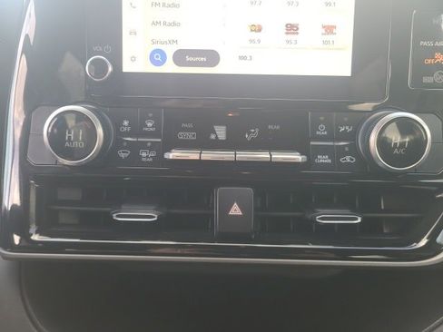 Used 2024 Toyota Highlander LE image 28