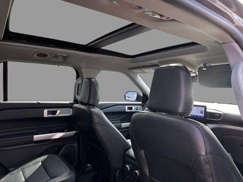 Used 2022 Ford Explorer Limited w/ Equipment Group 301A AWD/4WD image 10