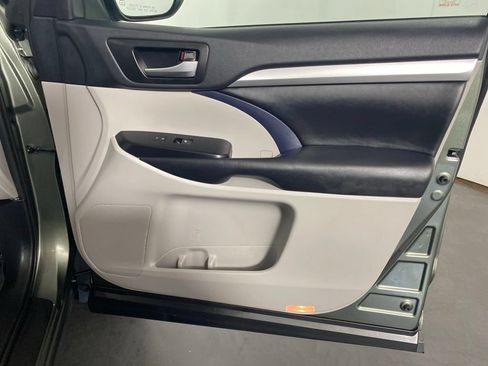 Used 2019 Toyota Highlander XLE AWD/4WD image 33