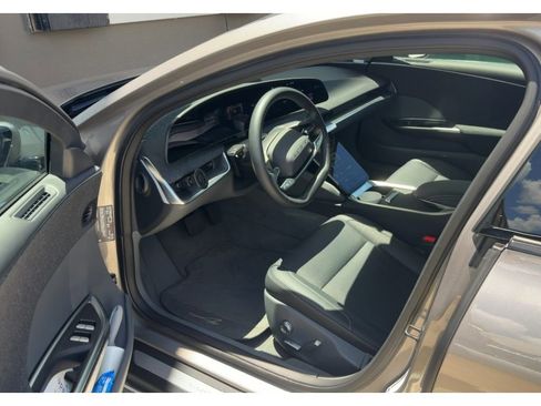 Used 2025 Lucid Air Pure RWD image 5