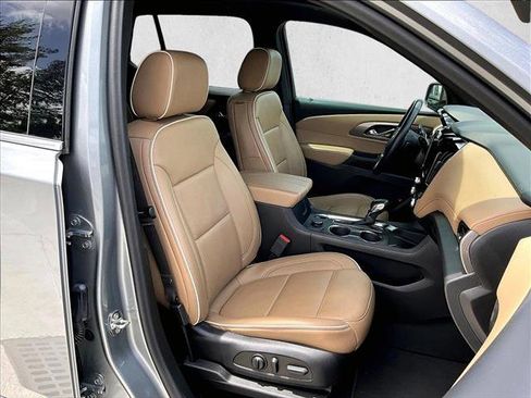 Used 2023 Chevrolet Traverse Premier FWD image 9