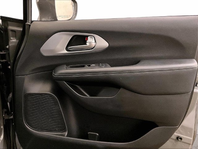 Used 2022 Chrysler Pacifica Touring-L w/ S Appearance Package FWD image 23