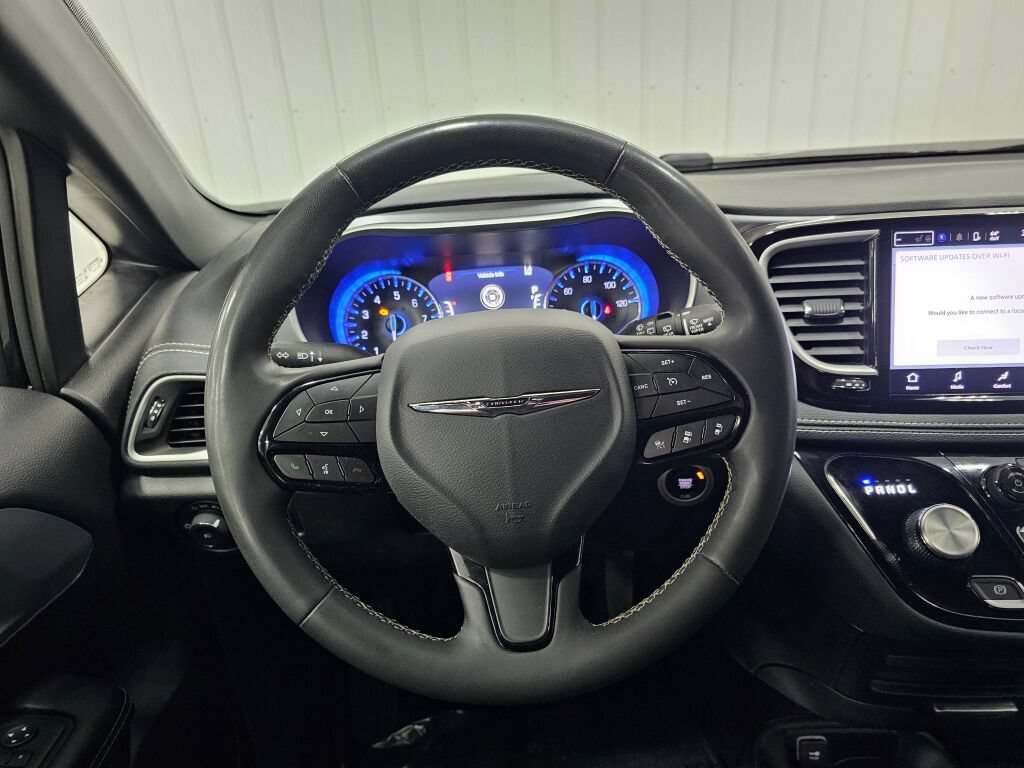 Used 2023 Chrysler Pacifica Touring FWD image 14