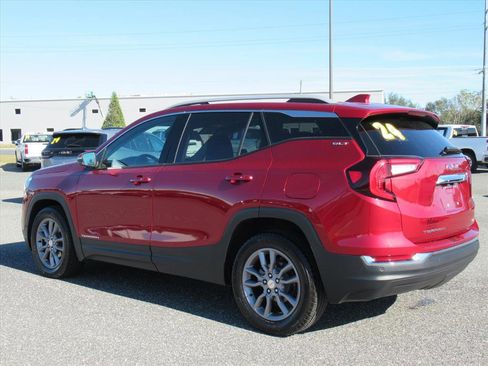 Used 2024 GMC Terrain SLT w/ Infotainment Package II image 4