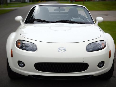 Used 2008 MAZDA MX-5 Miata Sport RWD image 2