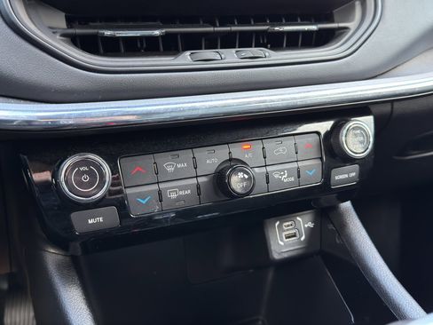 Used 2022 Jeep Compass High Altitude AWD/4WD image 23