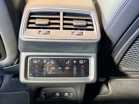 Used 2022 Audi e-tron Premium w/ Convenience Plus Package image 24