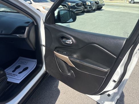 Used 2018 Jeep Cherokee Limited w/ High Altitude Package AWD/4WD image 18