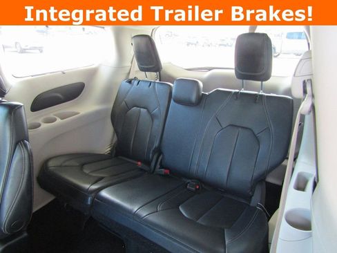 Used 2022 Chrysler Pacifica Touring-L image 18
