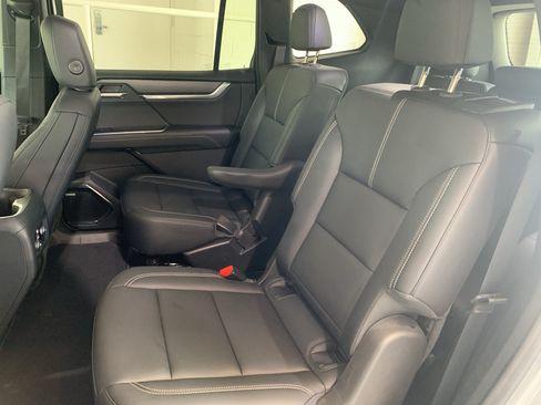 Used 2026 GMC Acadia Elevation w/ Elevation Premium Package FWD image 14