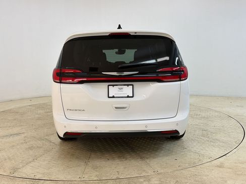 Used 2024 Chrysler Pacifica Touring-L FWD image 10