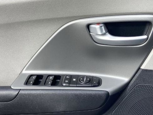 Used 2018 Kia Niro LX image 18