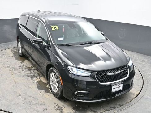 Used 2023 Chrysler Pacifica Touring-L image 29