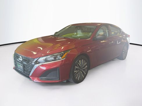 Used 2025 Nissan Altima 2.5 SV FWD image 3
