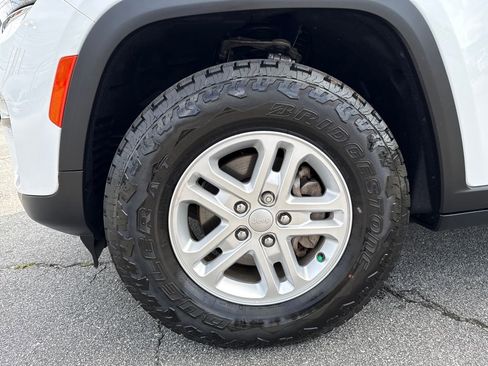 Used 2022 Jeep Grand Cherokee Laredo w/ Luxury Tech Group I image 36