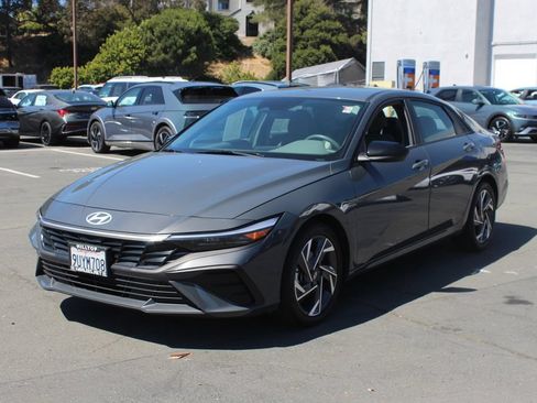 Used 2025 Hyundai Elantra Sport FWD image 3