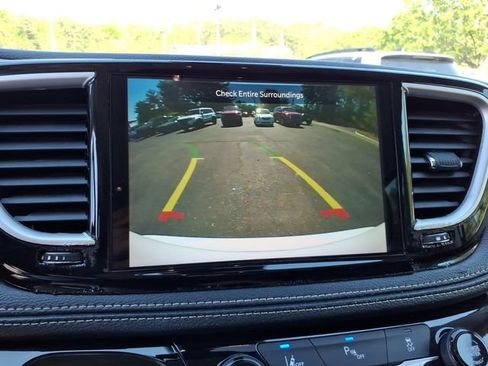 Used 2024 Chrysler Pacifica Limited FWD image 14