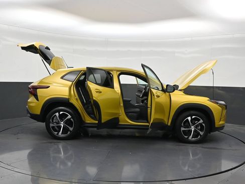 Used 2024 Chevrolet Trax RS w/ Sunroof Package FWD image 32