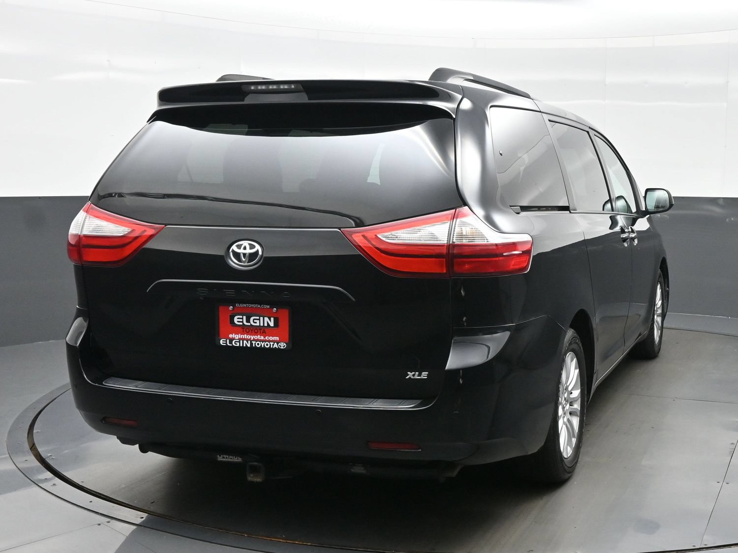 Used 2015 Toyota Sienna XLE w/ XLE Navigation Package FWD image 5
