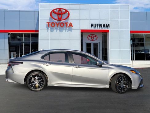 Used 2023 Toyota Camry SE image 3