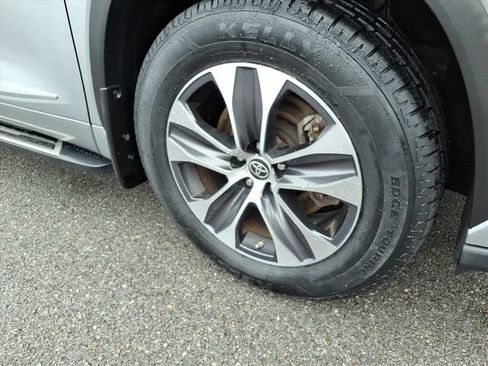 Used 2023 Toyota Highlander XLE AWD/4WD image 4