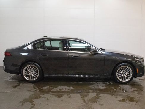 Certified 2025 BMW 530i xDrive 530i xDrive w/ Premium Package image 3