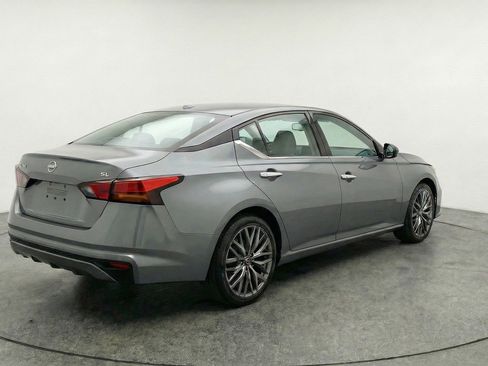 Used 2025 Nissan Altima 2.5 SV FWD image 9