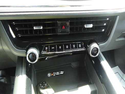 Used 2025 Chevrolet Tahoe LT AWD/4WD image 28