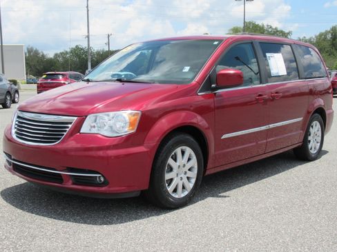 Used 2015 Chrysler Town & Country Touring FWD image 3