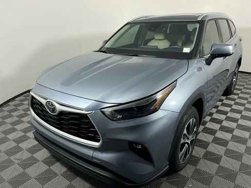 Used 2023 Toyota Highlander XLE FWD image 7