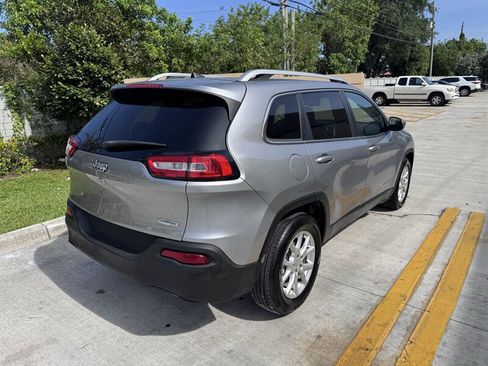 Used 2017 Jeep Cherokee Latitude FWD image 5