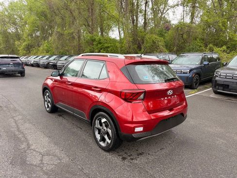 Used 2023 Hyundai Venue Limited FWD image 4