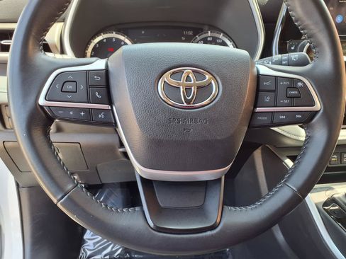 Used 2023 Toyota Highlander XLE FWD image 22