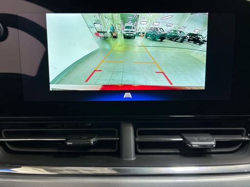 Used 2025 Chevrolet Trax LT FWD image 5