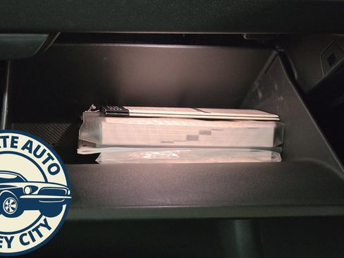 Used 2023 Kia Niro SX image 19