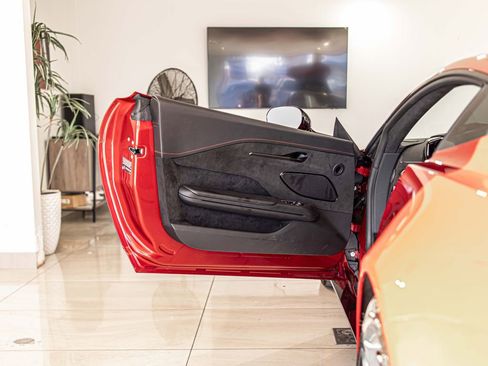 Used 2025 Aston Martin V8 Vantage Coupe image 27