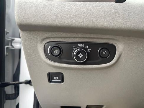 Used 2024 GMC Terrain SLT image 16