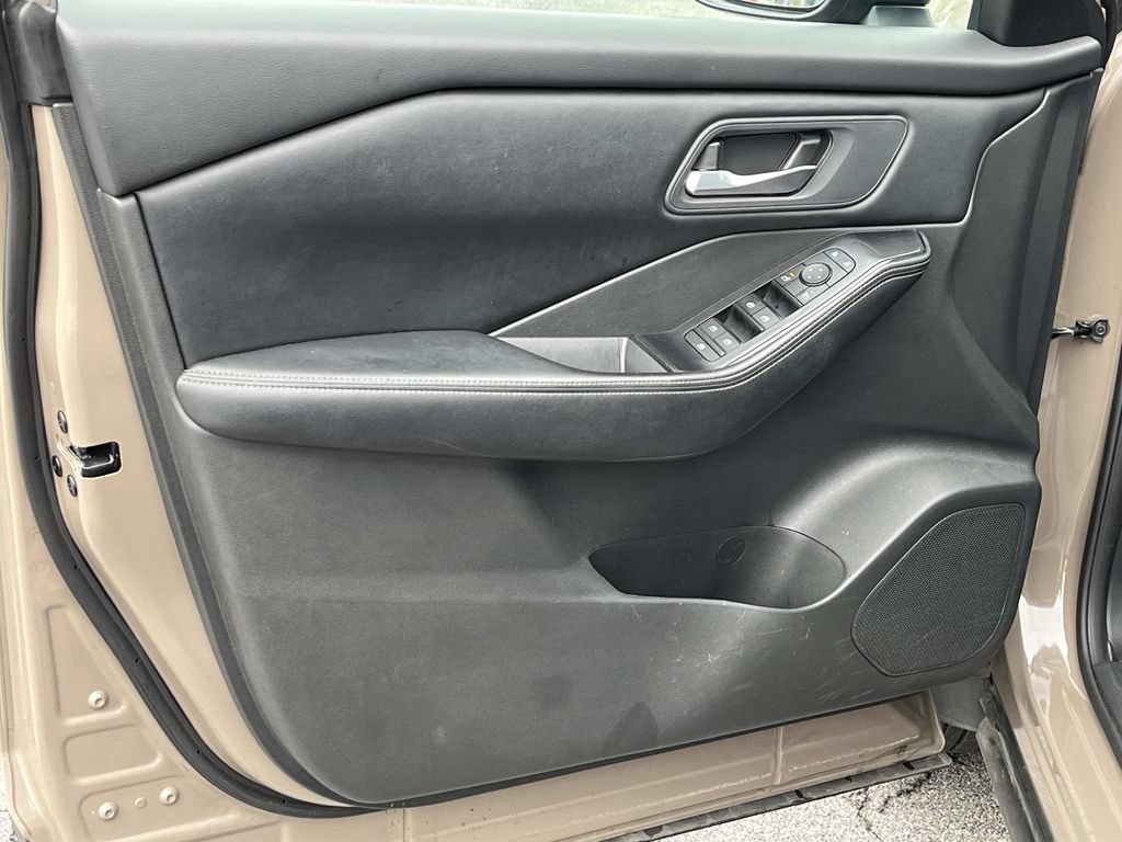 Used 2025 Nissan Rogue SV AWD/4WD image 24