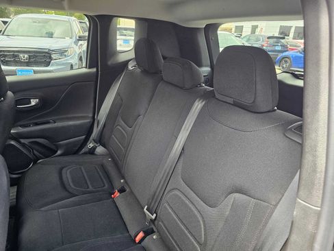 Used 2022 Jeep Renegade Latitude AWD/4WD image 17