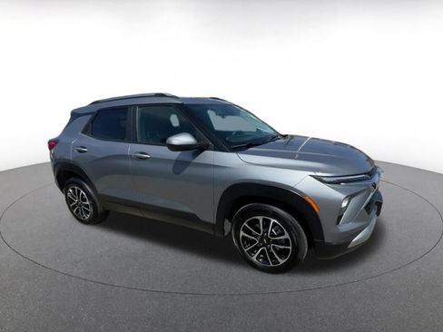 Used 2025 Chevrolet TrailBlazer LT image 2