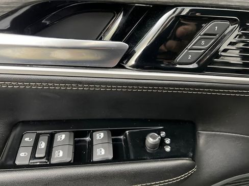 Used 2024 Jeep Wagoneer L Series II RWD image 11